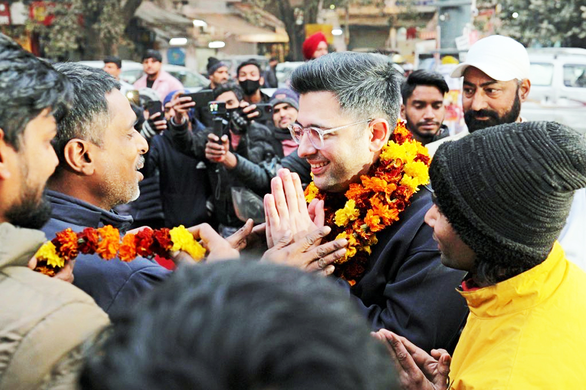 বন্ধ ১০ মিনিটের ডেলিভারি, গিগ কর্মীদের সঙ্গে উদযাপনে রাঘব, কী বার্তা আপ সাংসদের?