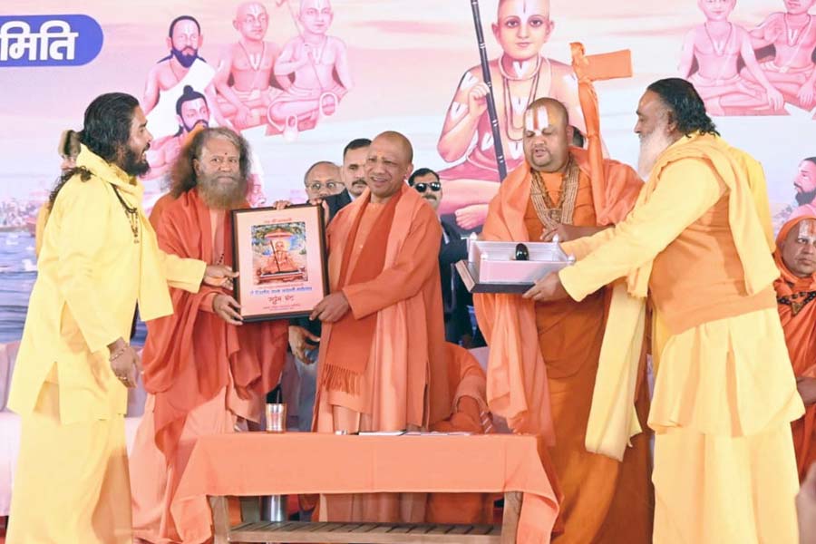 কনকনে ঠান্ডায় ত্রিবেণী সঙ্গমে ভক্তির ডুব যোগীর, সাধুসন্তদের সঙ্গে সারলেন প্রসাদ গ্রহণ