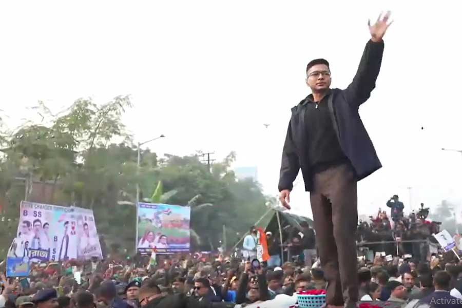 ইটাহারে গাড়ির ছাদে দাঁড়িয়ে জনসংযোগ অভিষেকের, দুই দিনাজপুরকে বিরোধী শূন্য করার ডাক 