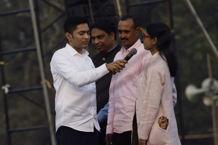 মঞ্চে ‘ভূত’ হাটিয়ে প্রশ্ন তুলেছিলেন অভিষেক! তিনদিনের মধ্যেই ‘ভুল স্বীকার’ কমিশনের