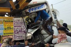 চলন্ত বাসে স্টিয়ারিংয়ে সমস্যা! বাইক আরোহীকে পিষে পোস্টে ধাক্কা বাসের, তীব্র উত্তেজনা হলদিয়ায়