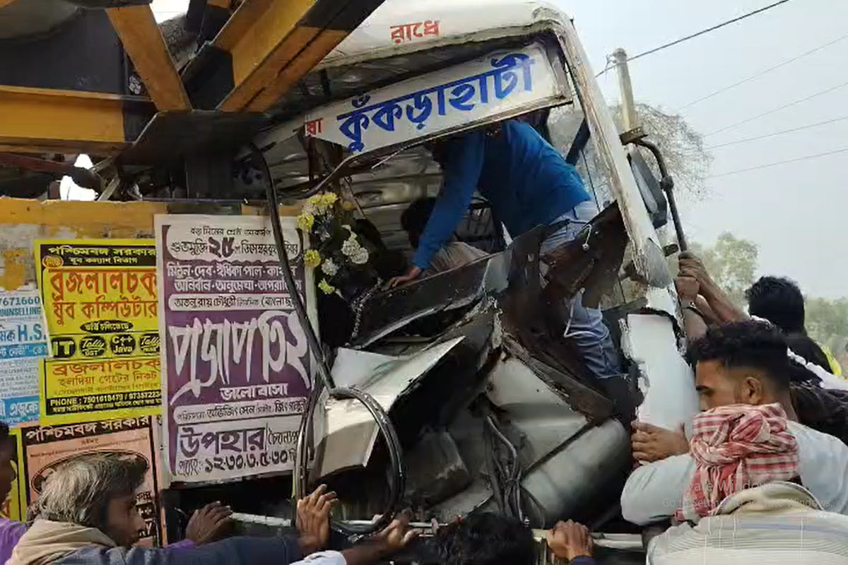 চলন্ত বাসে স্টিয়ারিংয়ে সমস্যা! বাইক আরোহীকে পিষে পোস্টে ধাক্কা বাসের, তীব্র উত্তেজনা হলদিয়ায়