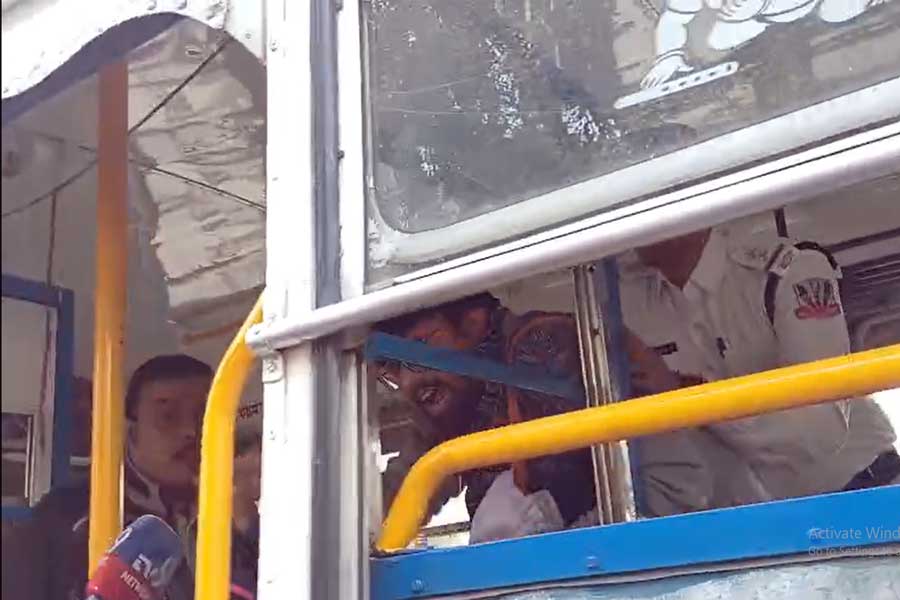 চাকরিপ্রার্থীদের বিকাশভবন অভিযান ঘিরে ধুন্ধুমার, জমায়েত শুরু হতেই ধরপাকড় পুলিশের