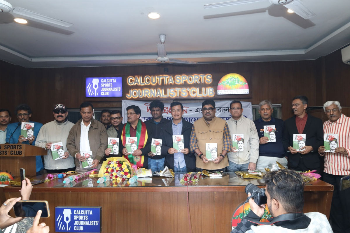 আত্মজীবনী উদ্বোধনে চোখের জলে ভাসলেন অলোক মুখোপাধ্যায়, ‘ফুটবলারদের আদর্শ’, বলছেন বাইচুং