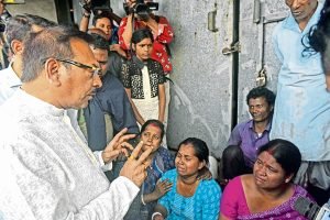 আগুন লাগার পর শেষ ফোন এসেছিল! ‘মৃত্যুপুরী’ আনন্দপুরে নাতির খোঁজে চোখে জল নিয়ে অপেক্ষায় দাদু