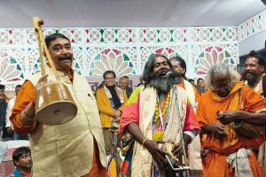 অন্য ভূমিকায় অনুব্রত, জয়দেব মেলায় বাউল ফকিরদের সঙ্গে মাতলেন একতারা হাতে
