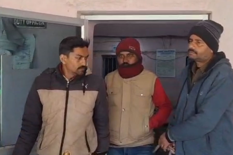 নিষিদ্ধপল্লির বাংলাদেশি তরুণীর সঙ্গে প্রেম, কাকা-কাকিমাকে বাবা-মা সাজিয়ে পরিচয়পত্র! গ্রেপ্তার যুবক