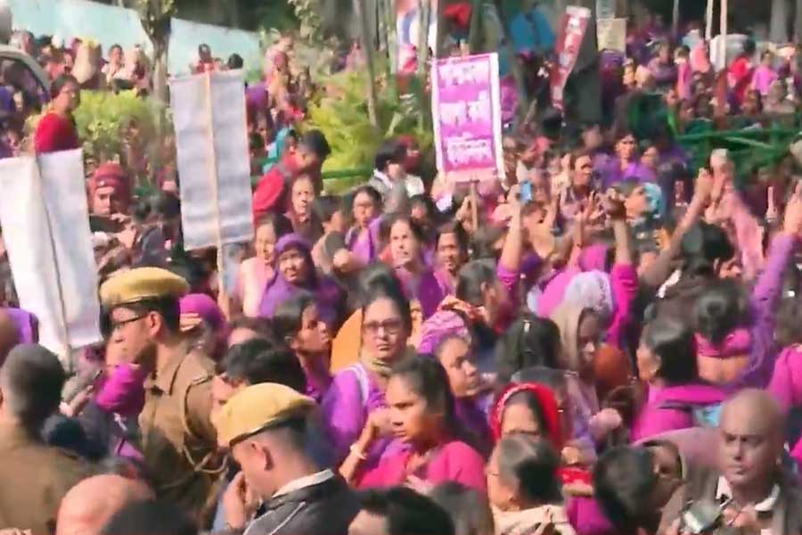 ‘ন্যূনতম বেতন করতে হবে ১৫ হাজার’, আশাকর্মীদের স্বাস্থ্যভবন অভিযান ঘিরে ধুন্ধুমার