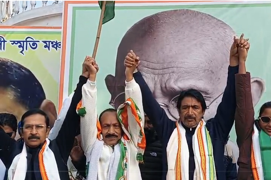 মন্ত্রী বিপ্লবকে হারানোই লক্ষ্য! তৃণমূল থেকে তিনবার বহিষ্কৃত নেতাকে ঘরে ফেরাল কংগ্রেস