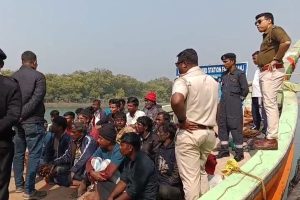 রাতের অন্ধকারে সীমানা পার! চোখ এড়ায়নি কোস্ট গার্ডের, ফ্রেজারগঞ্জে গ্রেপ্তার ২৪ বাংলাদেশি