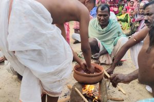 প্রায় সাড়ে তিনশো বছরের রীতি, ফুটন্ত ঘিয়ে হাত ডুবিয়ে পিঠে বানান ভাইয়েরা! কেন এই রীতি?