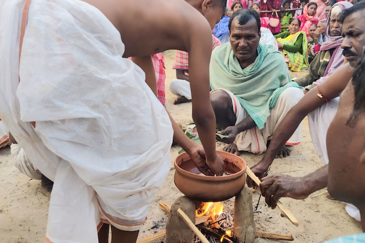 প্রায় সাড়ে তিনশো বছরের রীতি, ফুটন্ত ঘিয়ে হাত ডুবিয়ে পিঠে বানান ভাইয়েরা! কেন এই রীতি?