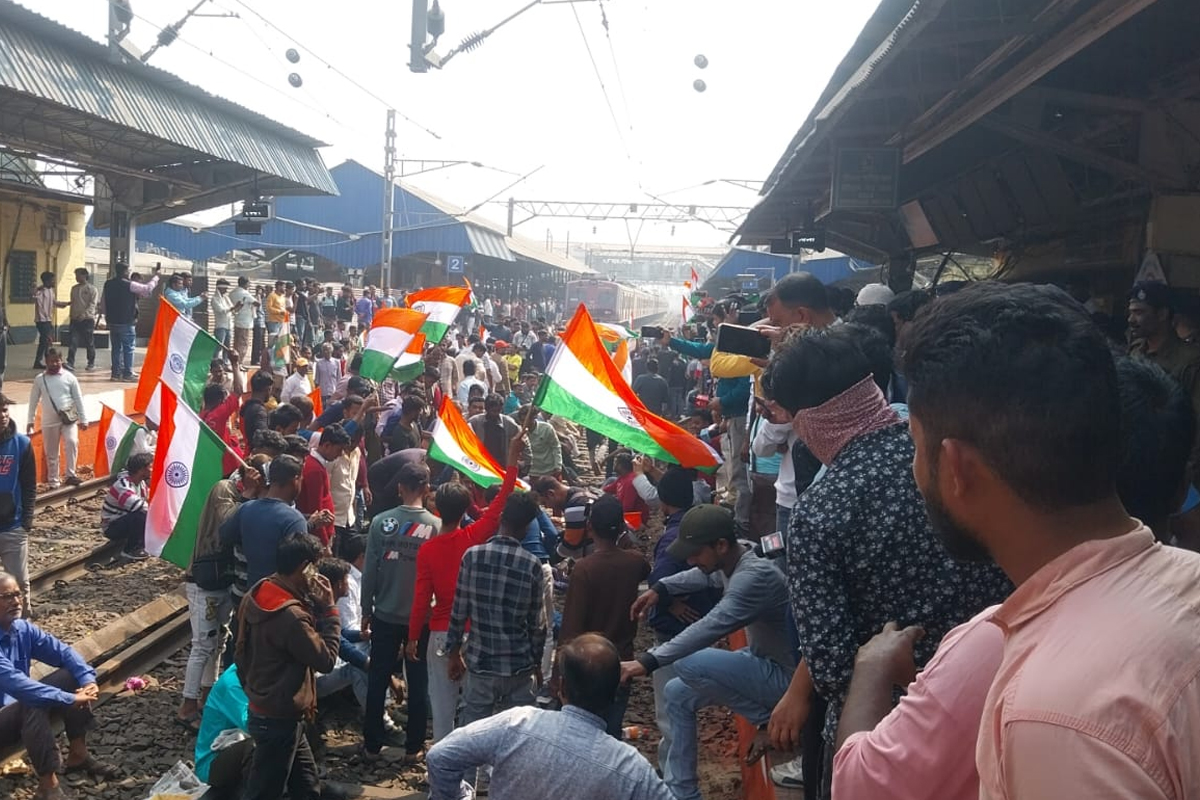 এসআইআর প্রক্রিয়ায় হয়রানির অভিযোগে বর্ধমান স্টেশনে অবরোধ স্থানীয়দের, চরমে যাত্রী ভোগান্তি