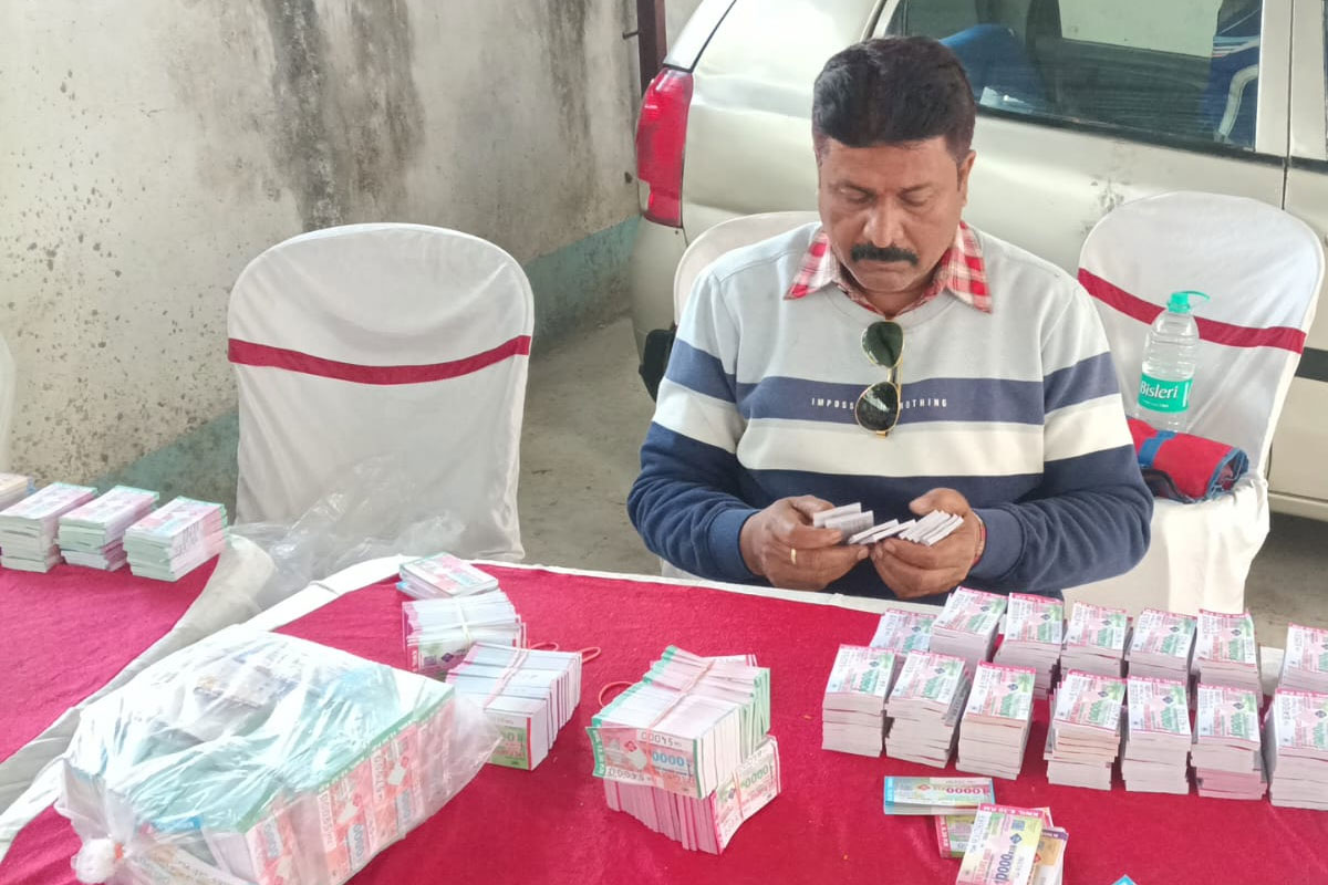 সামনে ফলের দোকান, আড়ালে জাল লটারির ব্যবসা! বর্ধমানে পুলিশি অভিযানে বাজেয়াপ্ত কোটি টাকার টিকিট