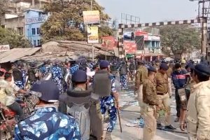 বিক্ষোভের নামে নৈরাজ্য! যাত্রীবাহী বাসে পাথর হামলা, বেলডাঙায় ৩০ জনকে গ্রেপ্তার পুলিশের