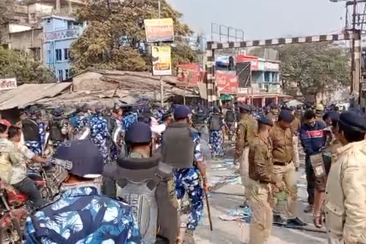 বিক্ষোভের নামে নৈরাজ্য! যাত্রীবাহী বাসে পাথর হামলা, বেলডাঙায় ৩০ জনকে গ্রেপ্তার পুলিশের