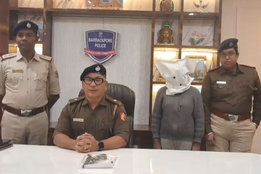 ফেসবুকে আগ্নেয়াস্ত্র হাতে ছবি পোস্ট! ভাটপাড়ায় পুলিশের জালে তরুণী