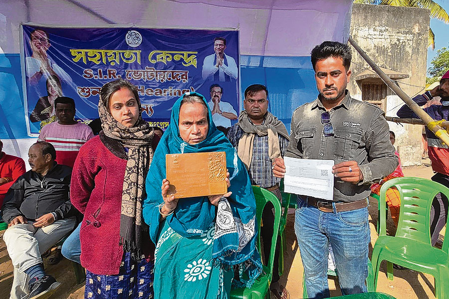 ২০০২ সালের তালিকায় নাম নেই! স্বাধীনতা সংগ্রামী দাদুর তাম্রপত্র নিয়ে SIR শুনানিতে সেন পরিবার
