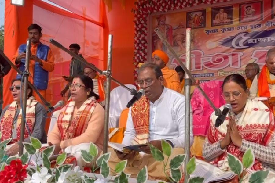 পাঁচ হাজার কন্ঠে গীতা পাঠ বীরভূমে! উপস্থিত কার্তিক মহারাজ