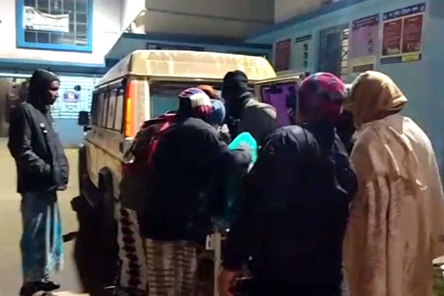 এসআইআরে অসহ্য কাজের চাপ! ক্লাস শেষ করে মুর্শিদাবাদে স্কুলের মধ্যেই ‘আত্মঘাতী’ BLO