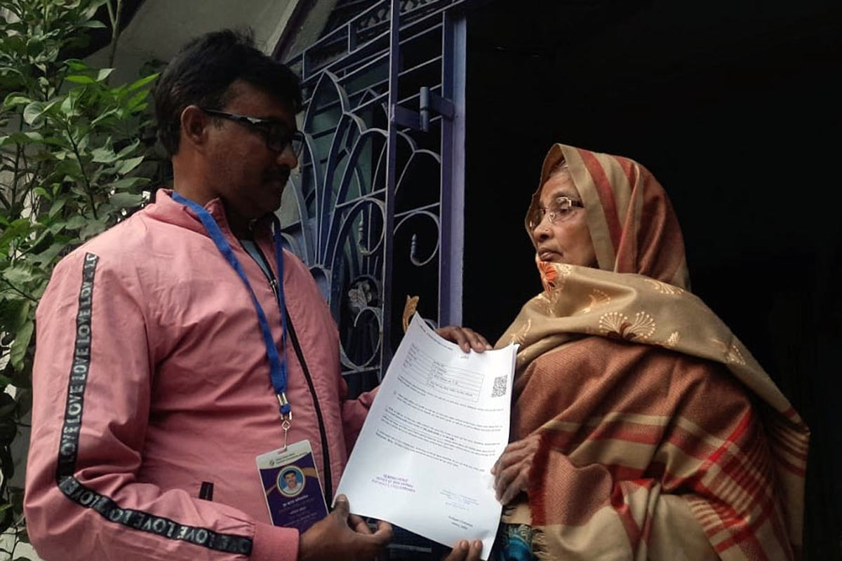 নিজের ৬৫ বছর বয়সি মা’কেও নোটিস! প্রশাসনের বিচারে ‘সেরা’ সেই বিএলও