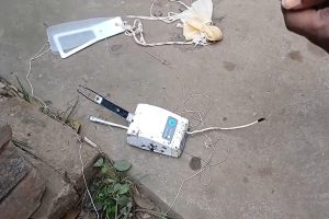 আকাশ থেকে পড়ল রহস্যময় সাদা বাক্স! জ্বলছে আলো, আতঙ্কে কাঁটা নদিয়ার মানিকনগর