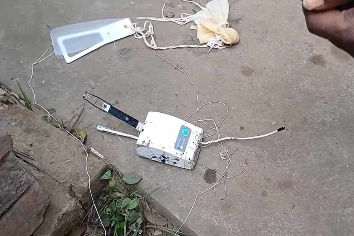 আকাশ থেকে পড়ল রহস্যময় সাদা বাক্স! জ্বলছে আলো, আতঙ্কে কাঁটা নদিয়ার মানিকনগর