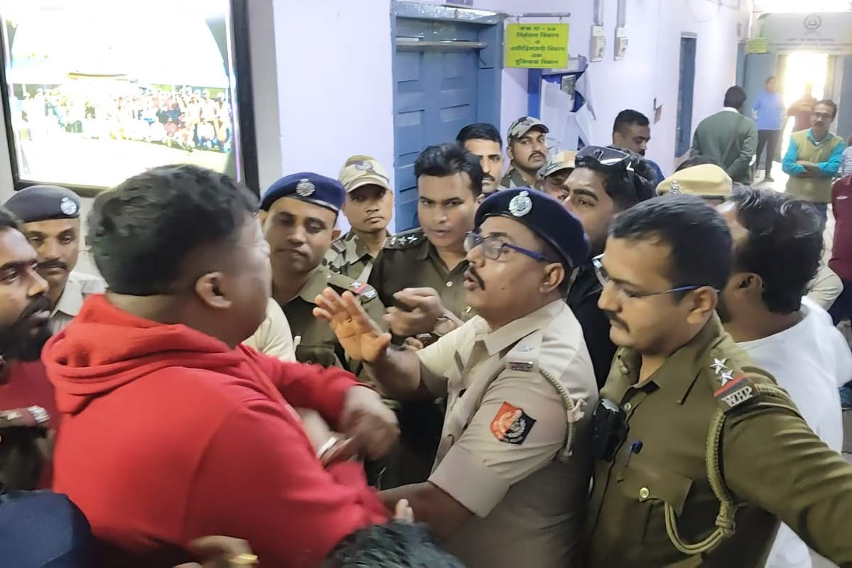 বিজেপি বিধায়কের কাছ থেকে ৭ নম্বর ফর্ম লুঠের অভিযোগে তপ্ত বনগাঁ, ‘মানুষের প্রতিবাদ’, বলল তৃণমূল