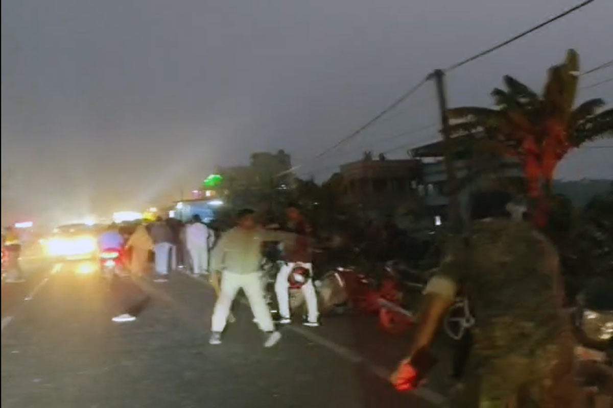 রোগী মৃত্যুকে কেন্দ্র করে রণক্ষেত্র ঘাটাল, পুলিশকে লক্ষ্য করে ইটবৃষ্টি, আহত ৪