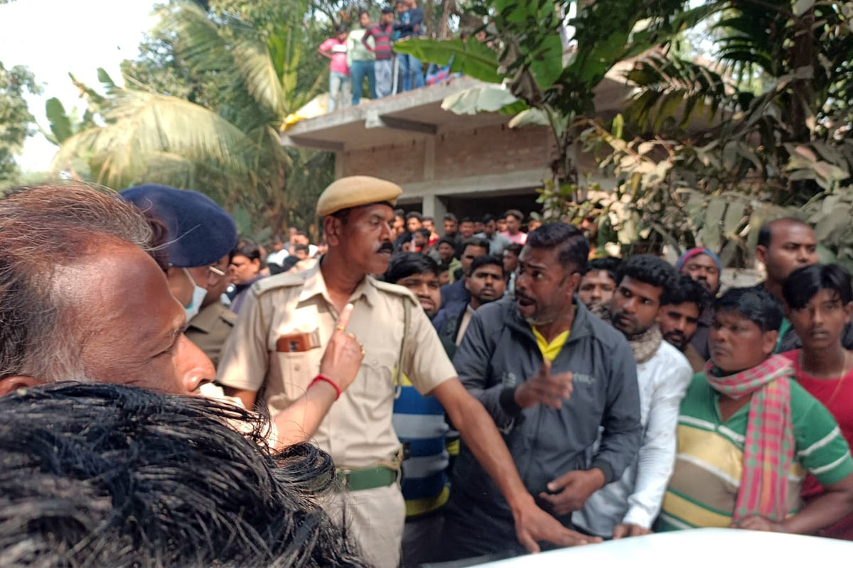 নিখোঁজ যুবকের দেহ উদ্ধারকে কেন্দ্র করে রণক্ষেত্র মাটিয়া, ভাঙচুর স্থানীয় উপপ্রধানের বাড়িতেও