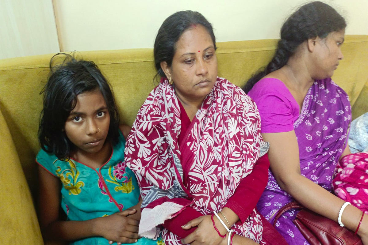ডিএনএ টেস্ট কী, জানেই না, ছাইয়ের মাঝে বাবাকে খুঁজতে তমলুক থেকে আনন্দপুরে ছোট্ট সুস্মিতা