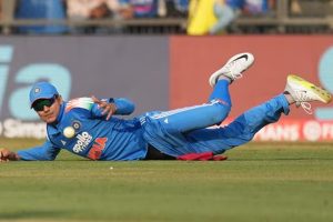 ‘মাঠ ছেড়ে বেরিয়ে গেল’, কিউয়িদের বিরুদ্ধে অধিনায়কত্ব ‘ভুললেন’ গিল, তুঙ্গে সমালোচনা
