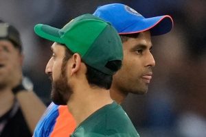 পাকিস্তান-অস্ট্রেলিয়া সিরিজেও করমর্দন বিতর্ক! ভারতকে কটাক্ষ করে ভিডিও পোস্ট পিসিবির