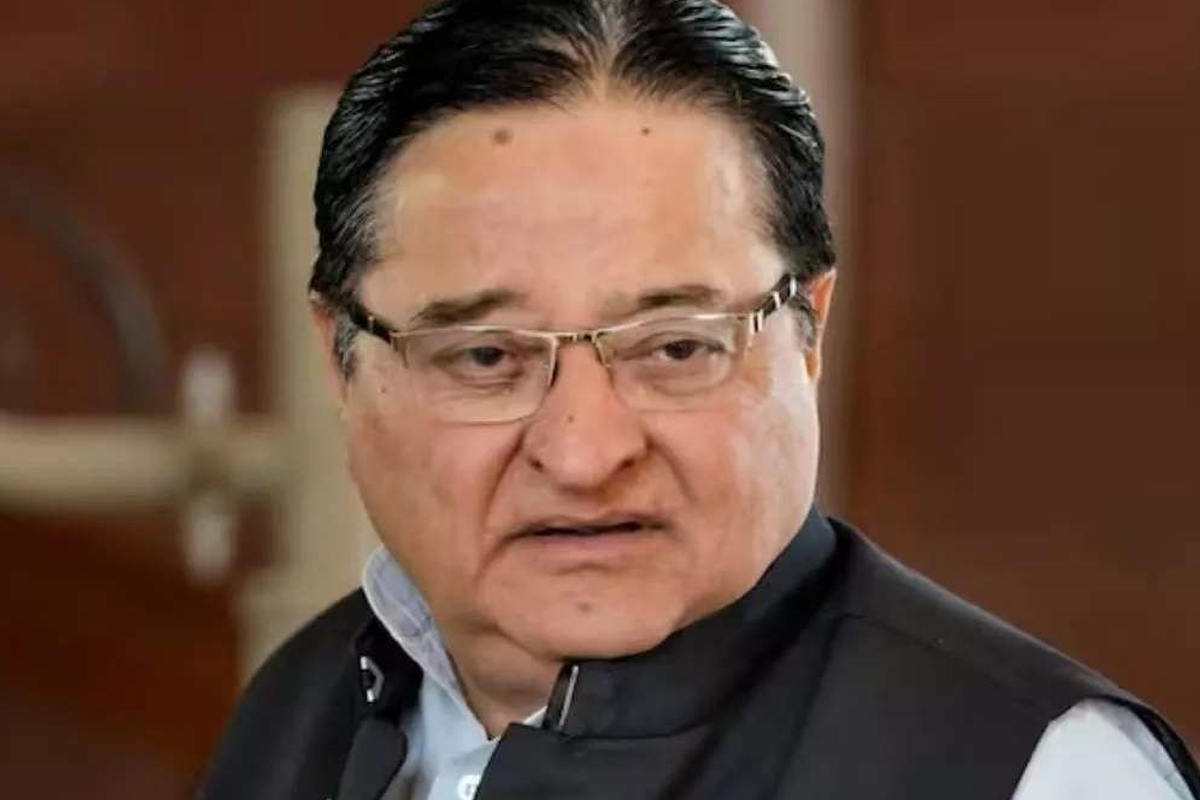 ‘ইন্টারনেট দেখে ছেলেরা সামলাতে পারে না’, ধর্ষণের কারণ ব্যাখ্যা করে আজব যুক্তি সপা নেতার