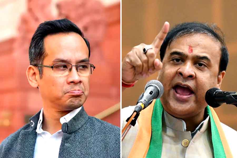 অসমে কংগ্রেসের ‘মুখ্যমন্ত্রীর মুখ’ গৌরব গগৈয়ের ‘পাক যোগ’! জানুয়ারির মধ্যেই ফাঁসের হুমকি হিমন্তর