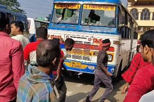 বাসের ধাক্কায় মৃত্যু বৃদ্ধের, চাকায় জড়িয়ে গেল দেহ! দুর্ঘটনা ঘিরে রণক্ষেত্র উলুবেড়িয়া