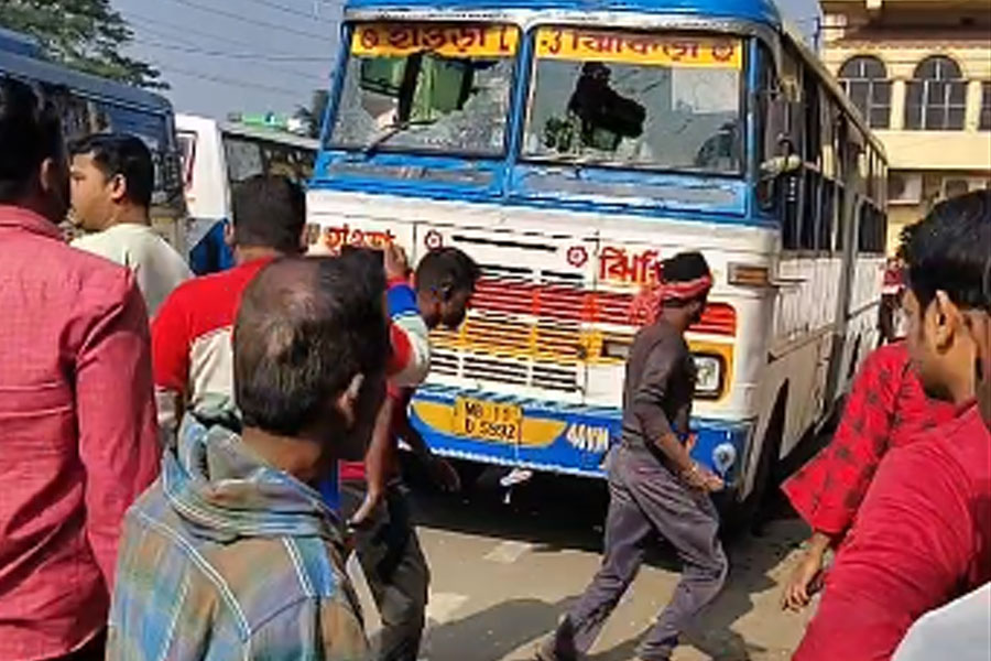 বাসের ধাক্কায় মৃত্যু বৃদ্ধের, চাকায় জড়িয়ে গেল দেহ! দুর্ঘটনা ঘিরে রণক্ষেত্র উলুবেড়িয়া