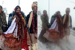 তুষারপাতের মধ্যেই উত্তরাখণ্ডের মন্দিরে বিয়ে, যুগলের পরনে কেবল লেহঙ্গা-শেরওয়ানি! ভাইরাল ভিডিও