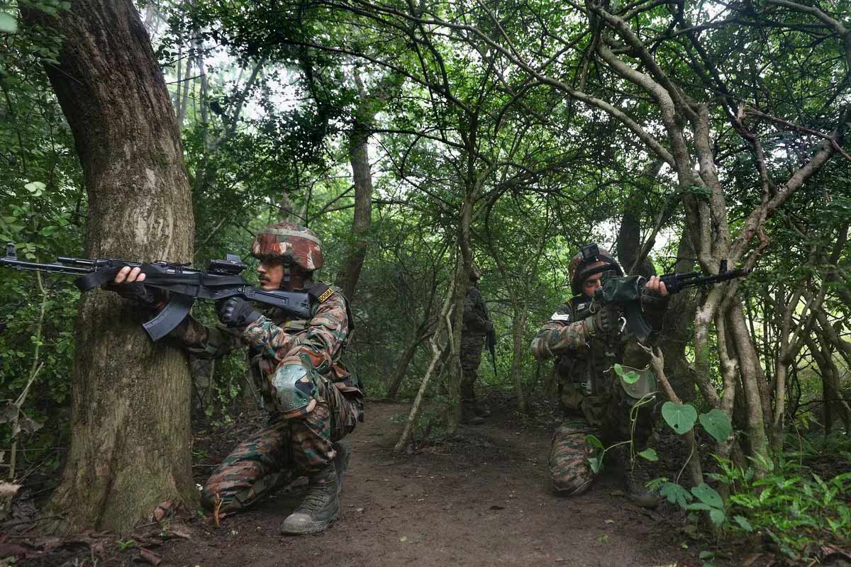 কিশ্তওয়ারের জঙ্গলে অব্যাহত গুলির লড়াই, শহিদ এক কমান্ডো, আহত ৭ জওয়ান