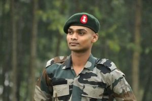 ২৪ তারিখ বাড়ি ফেরার কথা, কাশ্মীরে খাদে পড়ে মৃত্যু ঝাড়গ্রামের জওয়ানের, শোকে কাতর বাবা-মা