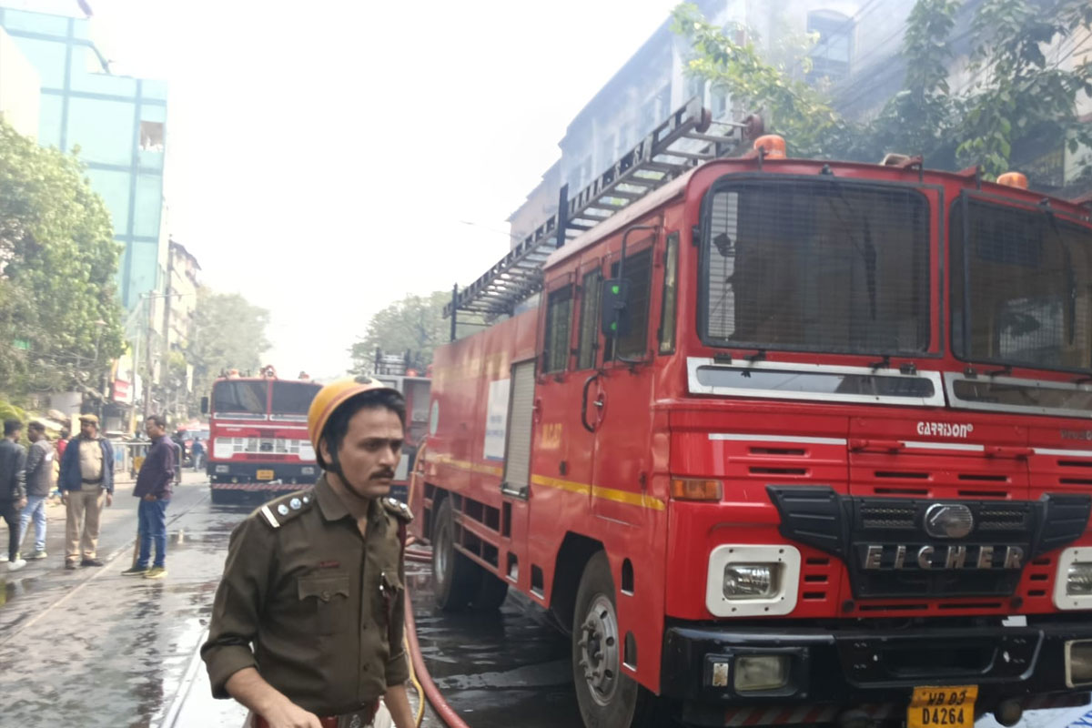 বিবি গাঙ্গুলি স্ট্রিটের আসবাবের দোকানে ভয়াবহ আগুন, ঘটনাস্থলে দমকলের ১০টি ইঞ্জিন