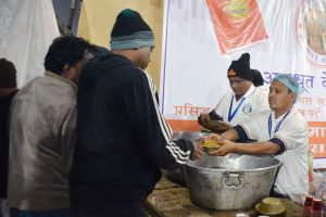 সমাজের মূল স্রোতে ফিরতে চান, ময়দানে গঙ্গাসাগরের ক্যাম্পে পুন‌্যার্থীদের খাবার বিলি বন্দিদের