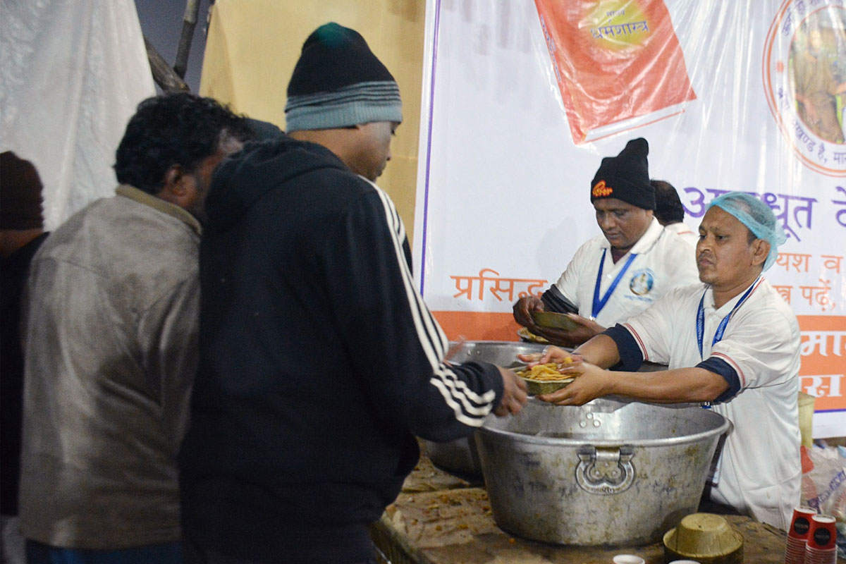 সমাজের মূল স্রোতে ফিরতে চান, ময়দানে গঙ্গাসাগরের ক্যাম্পে পুন‌্যার্থীদের খাবার বিলি বন্দিদের