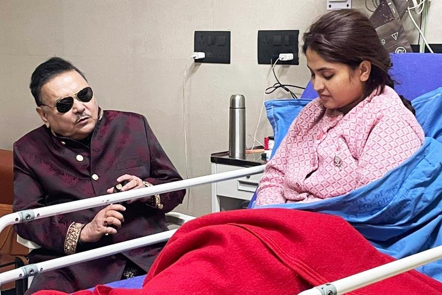 অসুস্থ দেবলীনাকে দেখতে হাসপাতালে মদন মিত্র, ট্রোলারদের ‘জন্তু’ বললেন বিধায়ক