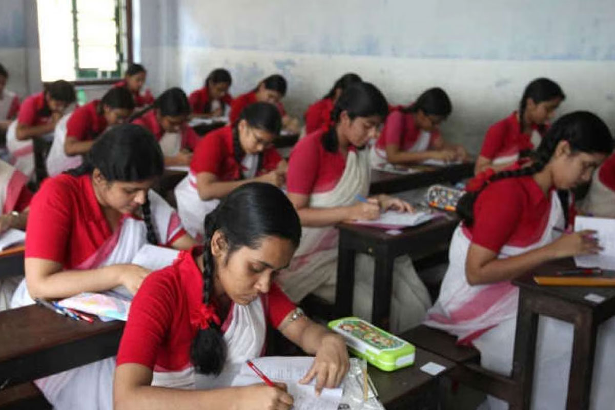 রাত পোহালেই মাধ্যমিক! পথে পরীক্ষার্থীদের সুবিধার্থে হেল্পলাইন চালু করল কলকাতা পুলিশ