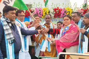 দলের দুঃসময়ে পালিয়েছিলেন! মৌসম দলে ফিরতেই তৃণমূলে যোগ ৫০০ ‘ক্ষুব্ধ’ কং কর্মীর