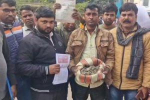 গোটা পরিবারকে তলব, SIR শুনানিতে দাদুর কবরের মাটি এনে ‘প্রতিবাদে’ মালদহের যুবক!