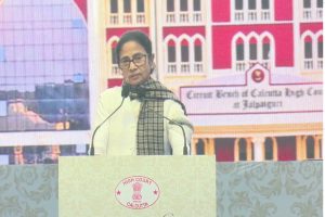 বিপর্যয়ের মুখে সংবিধান! প্রধান বিচারপতির সামনেই গণতন্ত্র রক্ষার আর্জি মুখ্যমন্ত্রীর