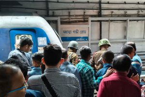 ব্যস্ত অফিস টাইমে মেট্রোয় আত্মহত্যার চেষ্টা! আংশিক চলাচলে হয়রানি যাত্রীদের