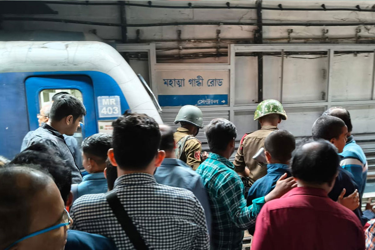 ব্যস্ত অফিস টাইমে মেট্রোয় আত্মহত্যার চেষ্টা! আংশিক চলাচলে হয়রানি যাত্রীদের